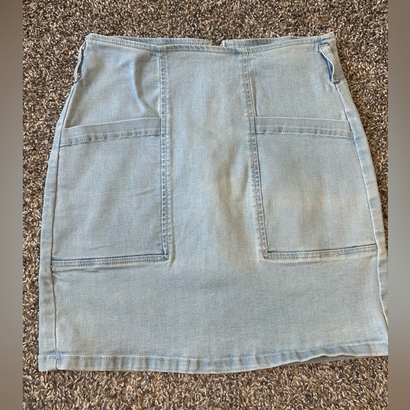 5/$25 Forever 21 light blue stretch denim mini skirt labeled medium - Picture 2 of 7